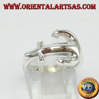 Bague en argent, ancre sur le doigt