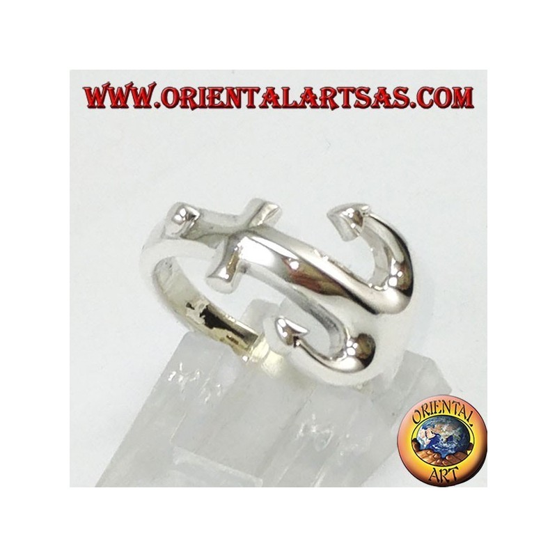Anello d'argento, àncora di traverso sul dito