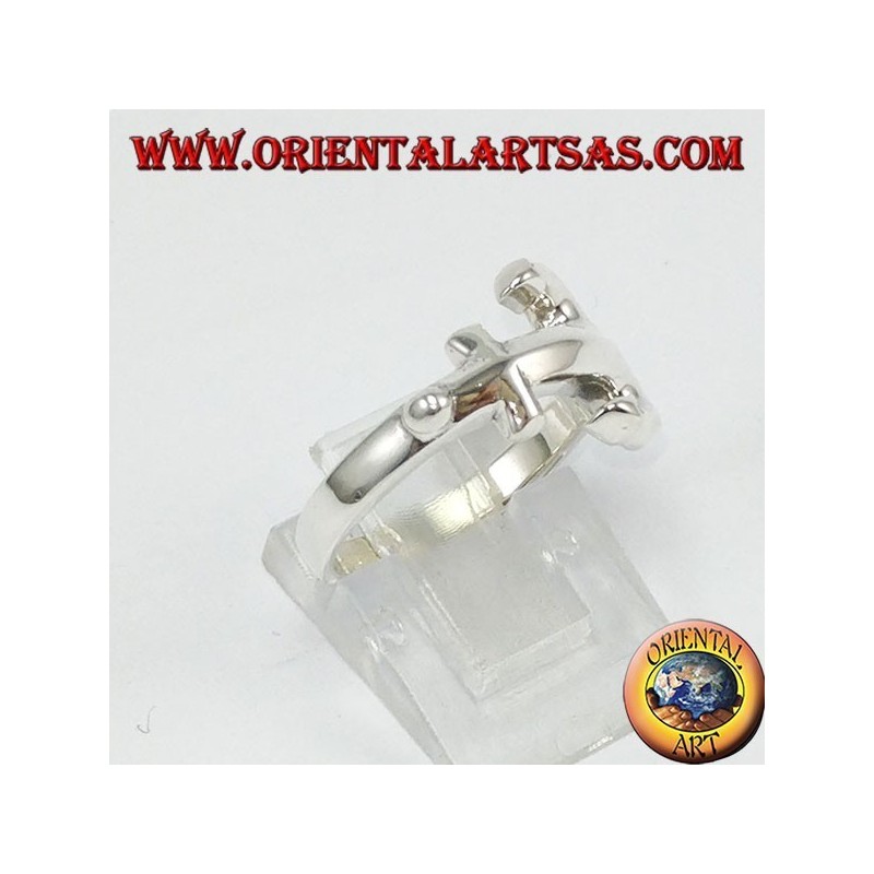Anello d'argento, àncora di traverso sul dito