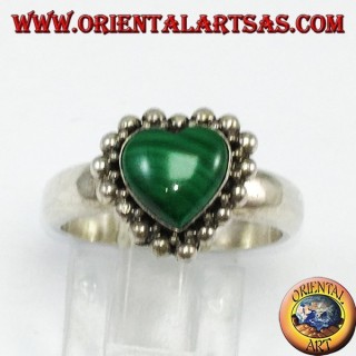 Anillo de plata con malaquita en forma de corazón
