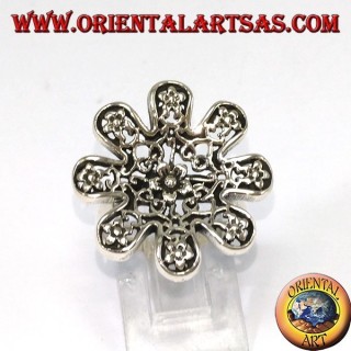 Silberner Ring in Form einer Blume mit durchbohrten Rosen