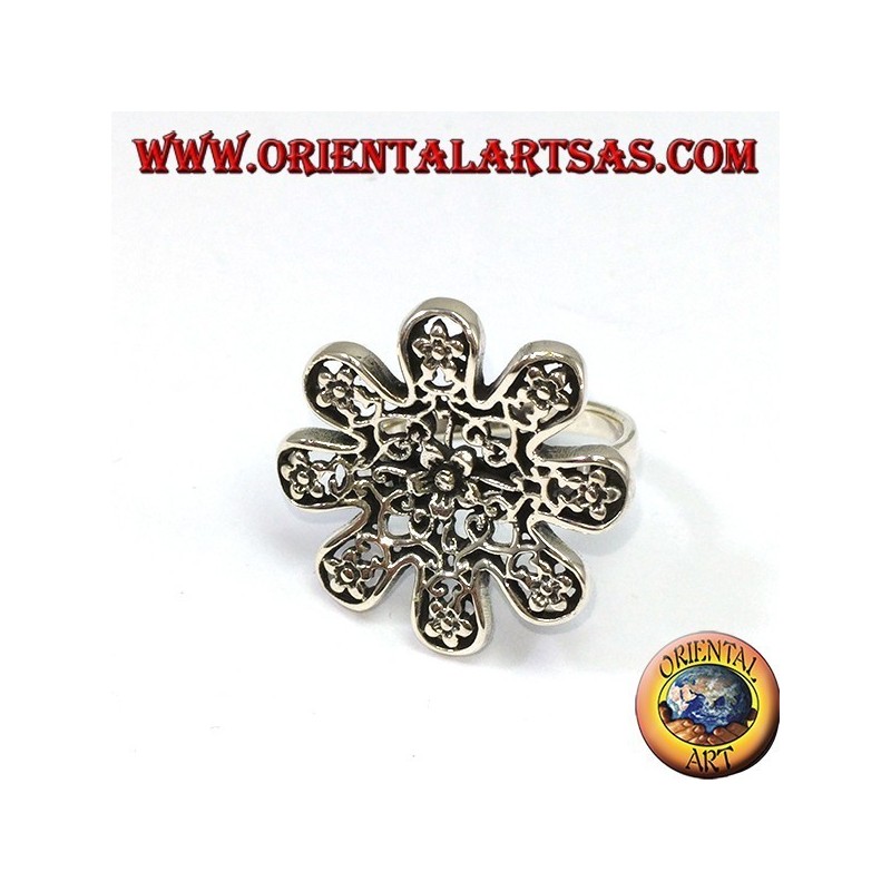 Anillo de plata en forma de flor con rosas perforadas