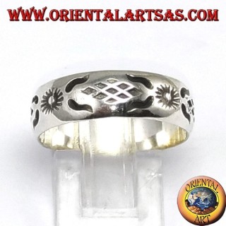 Silberner Ring mit der Sonne von Hand geschnitzt