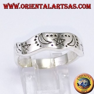 Anello d'argento a fedina ondulato  con stella e lune intagliata a mano 