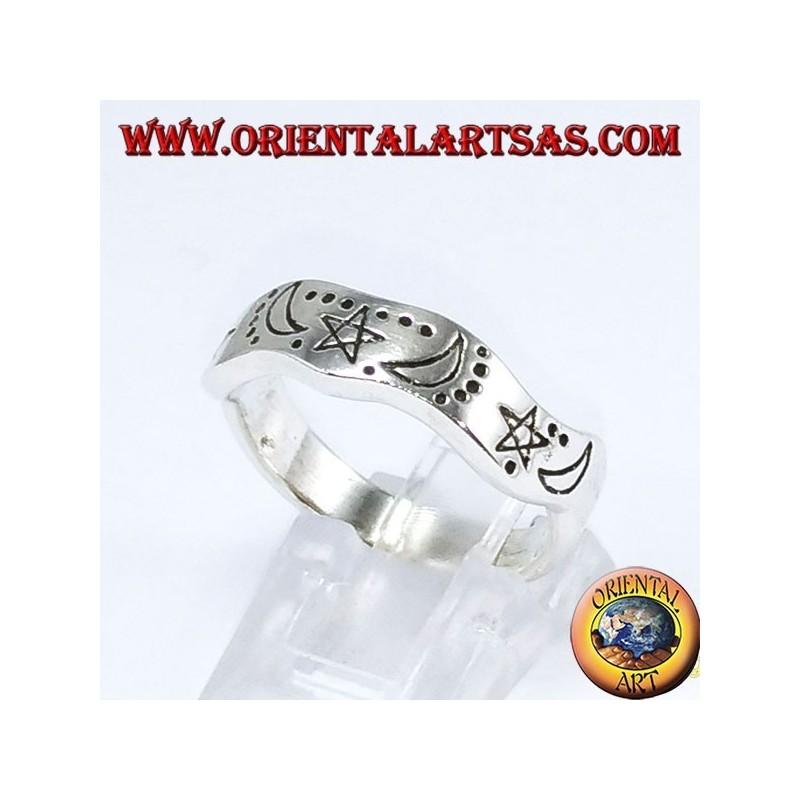 Anillo de plata corrugado con estrellas y lunas talladas a mano