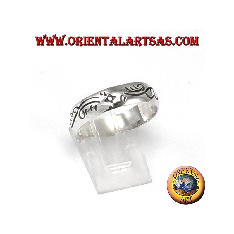 Bague en argent avec gravure