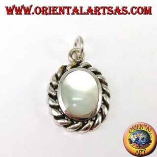 Colgante de plata con madreperla ovalada y borde torcido