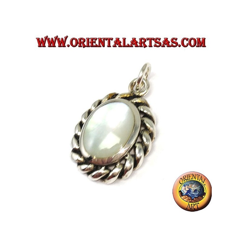 Pendentif en argent avec nacre ovale et bord torsadé
