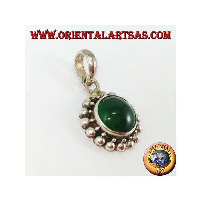 Colgante de plata con ágata verde redonda y borde con dos rondas de esferas