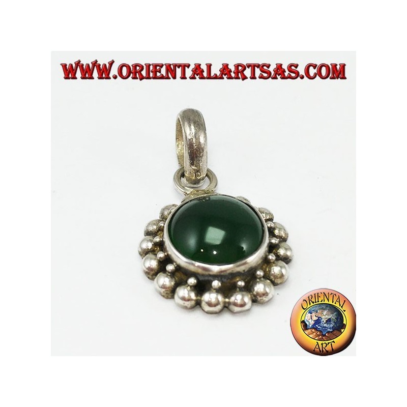 Silver pendant with round green agate, and border with two rounds of spheres