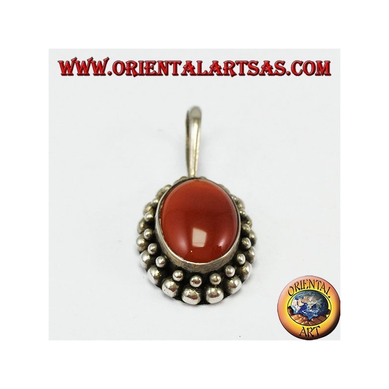 Pendentif en argent avec cornaline ovale, avec le bord a deux tours de sphères