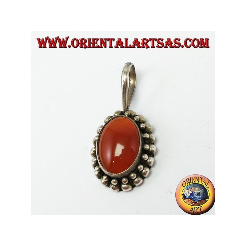 Pendentif en argent avec cornaline ovale, avec le bord a deux tours de sphères