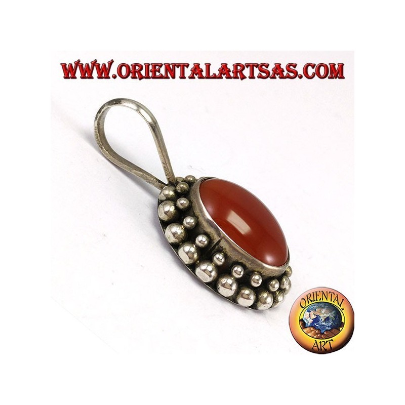 Pendentif en argent avec cornaline ovale, avec le bord a deux tours de sphères