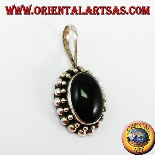 Colgante de plata con ónice ovalado, con el borde tiene dos rondas de esferas