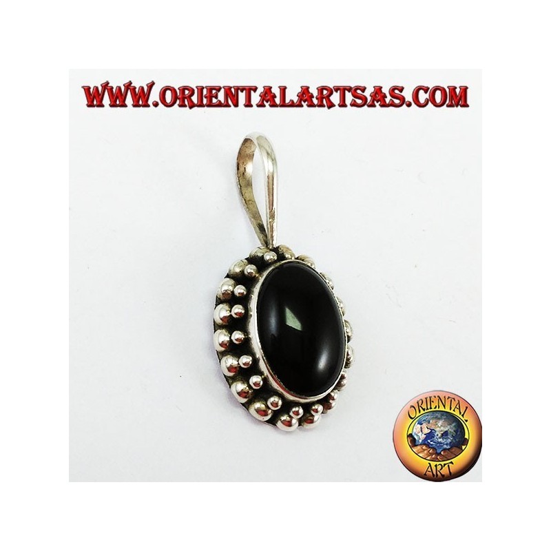 Silber Anhänger mit ovalem Onyx, mit der Kante hat zwei Runden von Kugeln