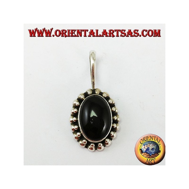 Pendentif en argent avec onyx ovale, avec le bord a deux tours de sphères