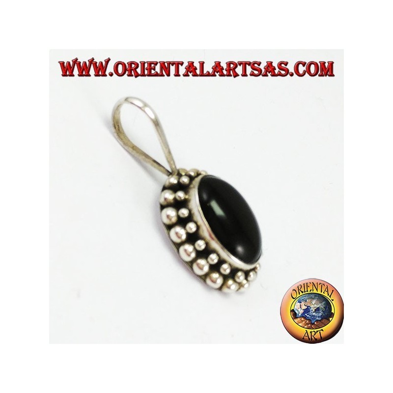 Silber Anhänger mit ovalem Onyx, mit der Kante hat zwei Runden von Kugeln