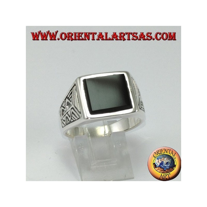 Silberring mit quadratischem Onyx mit Aztekengravur an den Seiten