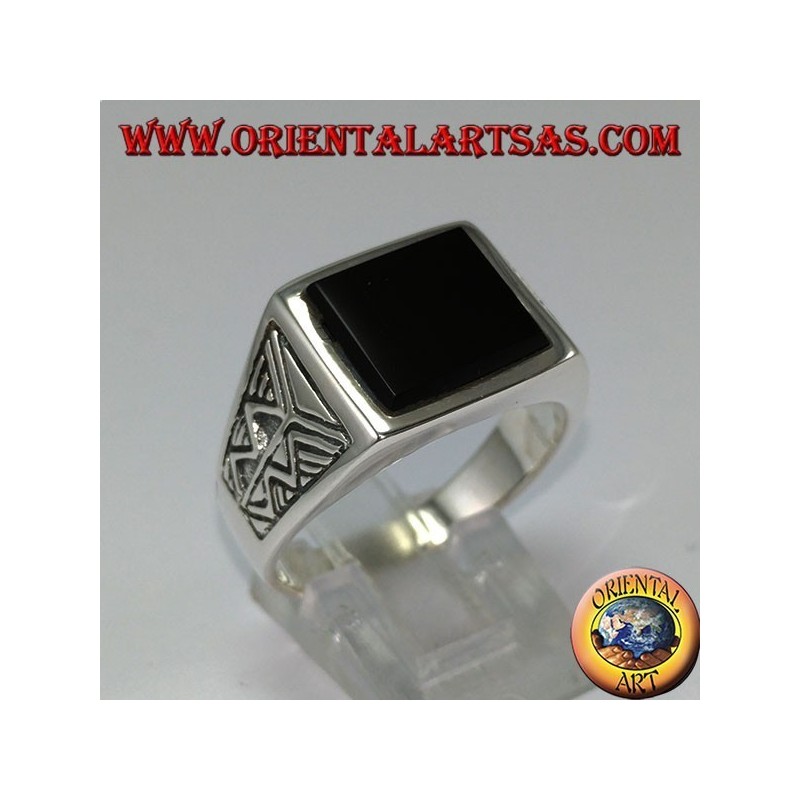 Anillo de plata con ónix cuadrado con grabado azteca en los lados