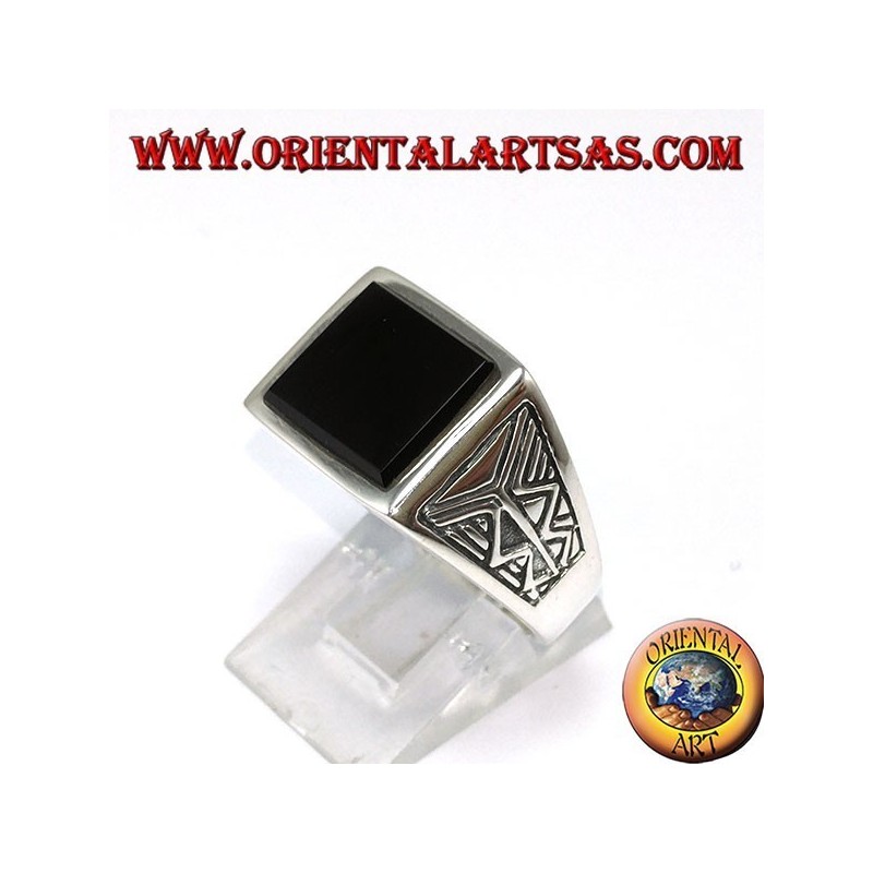 Silberring mit quadratischem Onyx mit Aztekengravur an den Seiten