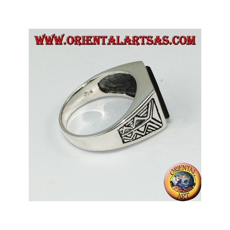 Anillo de plata con ónix cuadrado con grabado azteca en los lados