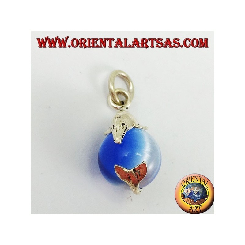 Pendentif dauphin en argent avec sphère dans l'oeil de chat bleu clair