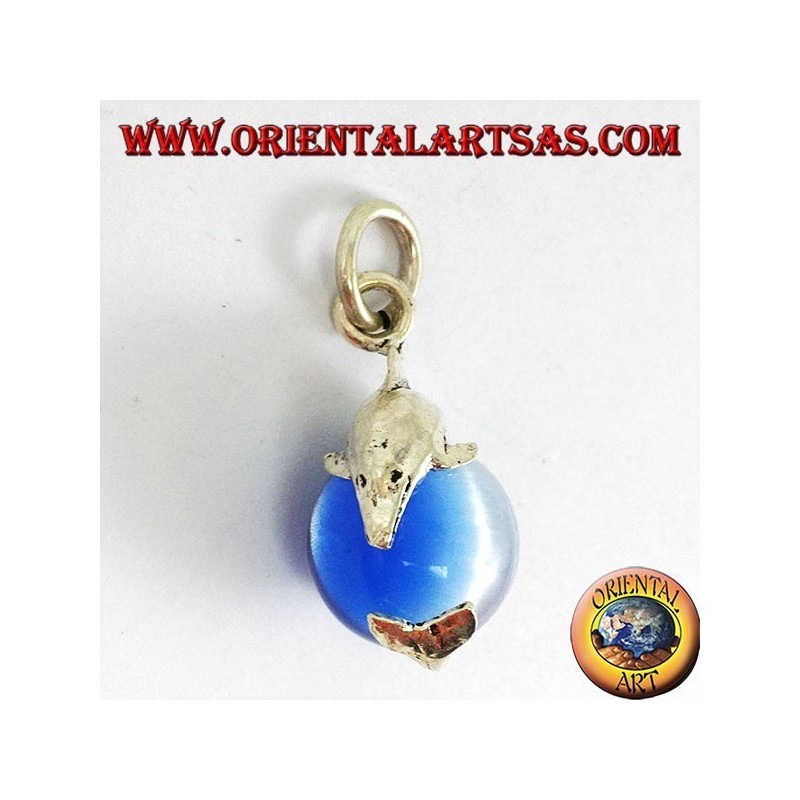 Pendentif dauphin en argent avec sphère dans l'oeil de chat bleu clair