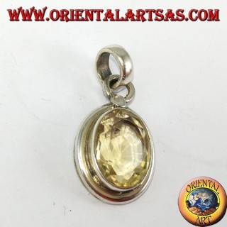 Colgante de plata con topacio natural ovalado con marco simple