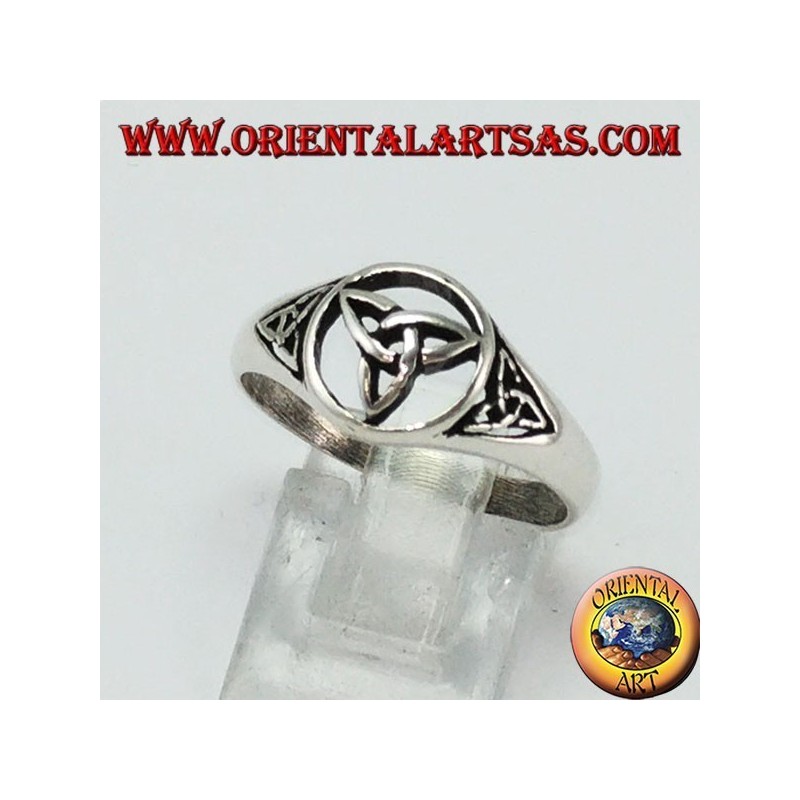 Bague en argent avec trois noeuds de Tyrone (noeud celtique)