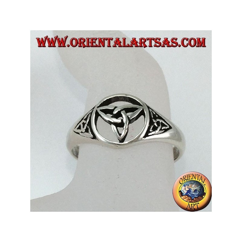 Bague en argent avec trois noeuds de Tyrone (noeud celtique)