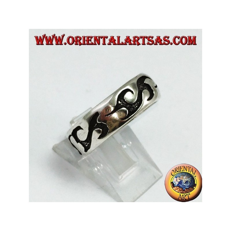 Bague en argent avec des gravures tribales