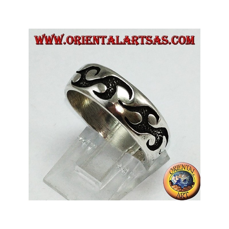 Anillo de plata con grabados tribales