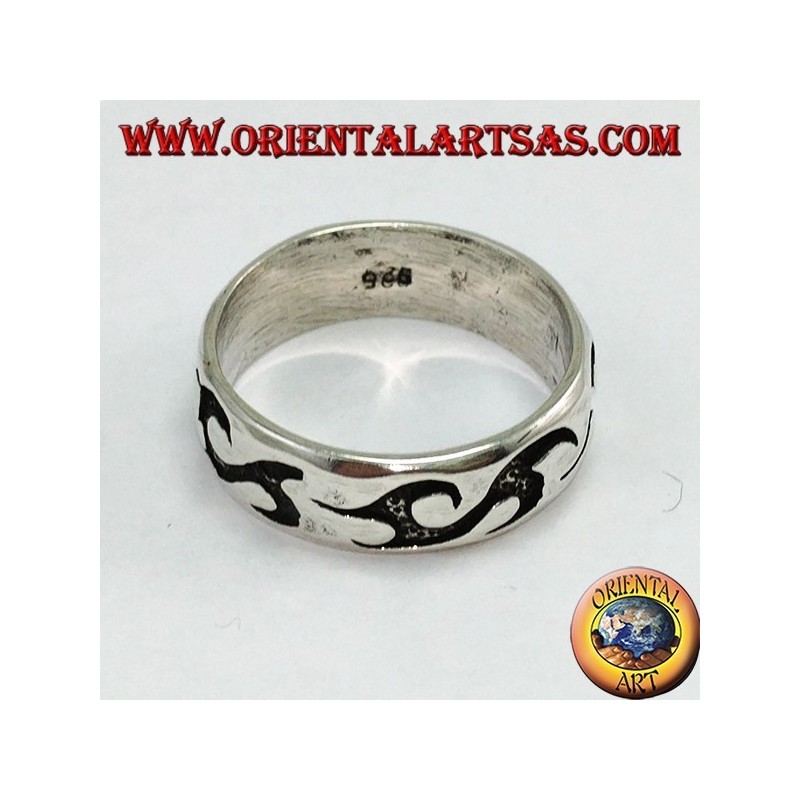 Anello a fedina in argento con incisioni tribali