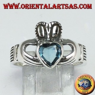 Claddagh Ring mit blauem Topas