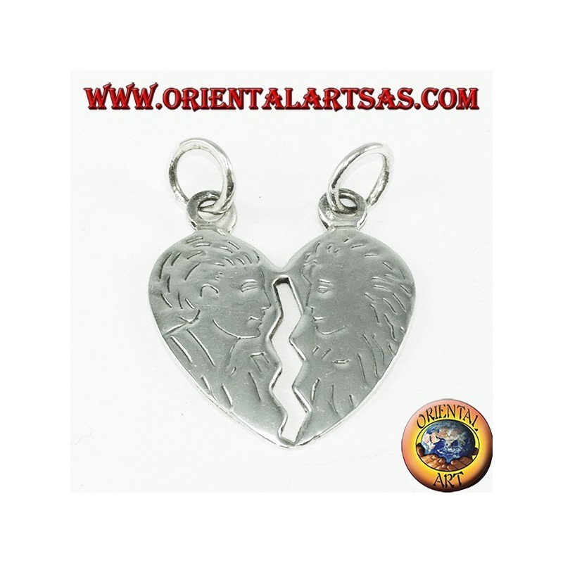 Pendentif en coeur argenté qui fend la tête et l'incise