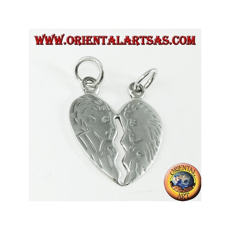 Pendentif en coeur argenté qui fend la tête et l'incise