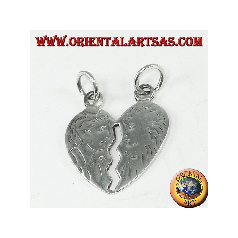 Pendentif en coeur argenté qui fend la tête et l'incise