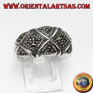 Bague en argent avec bande arrondie en marcassite divisée en X