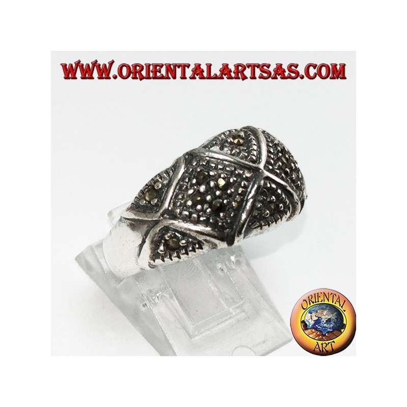 Bague en argent avec bande arrondie en marcassite divisée en X