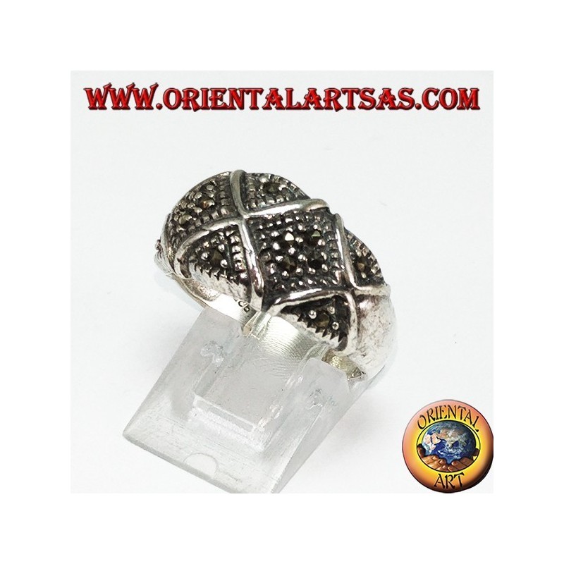 Bague en argent avec bande arrondie en marcassite divisée en X