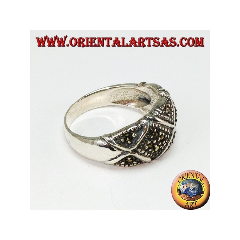 Anillo de plata con banda redondeada de marcasita dividida en X