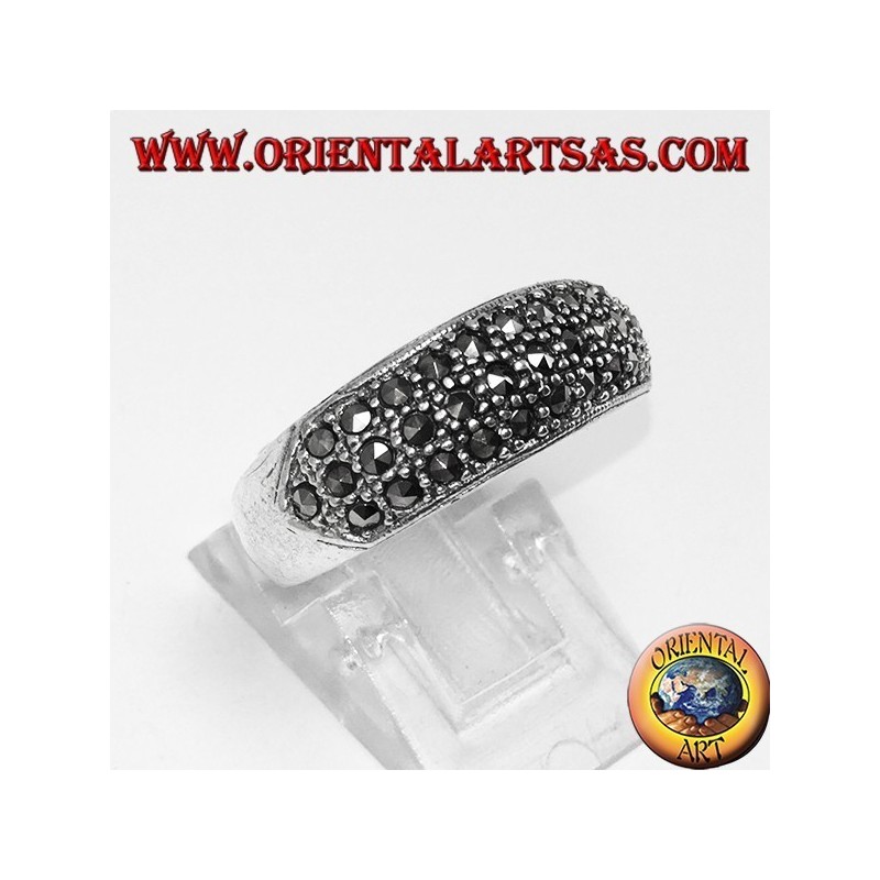Anello in argento a fascia bombata con tre file di  marcasite