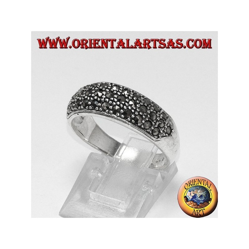 Anillo de plata con una banda redondeada con tres filas de marcasita