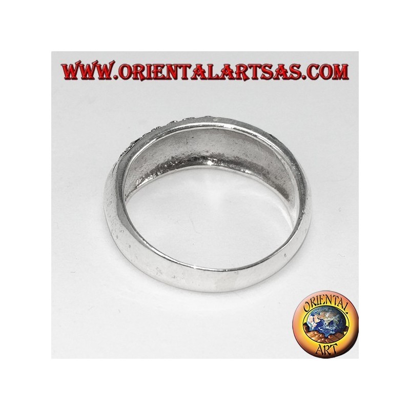 Anello in argento a fascia bombata con tre file di  marcasite