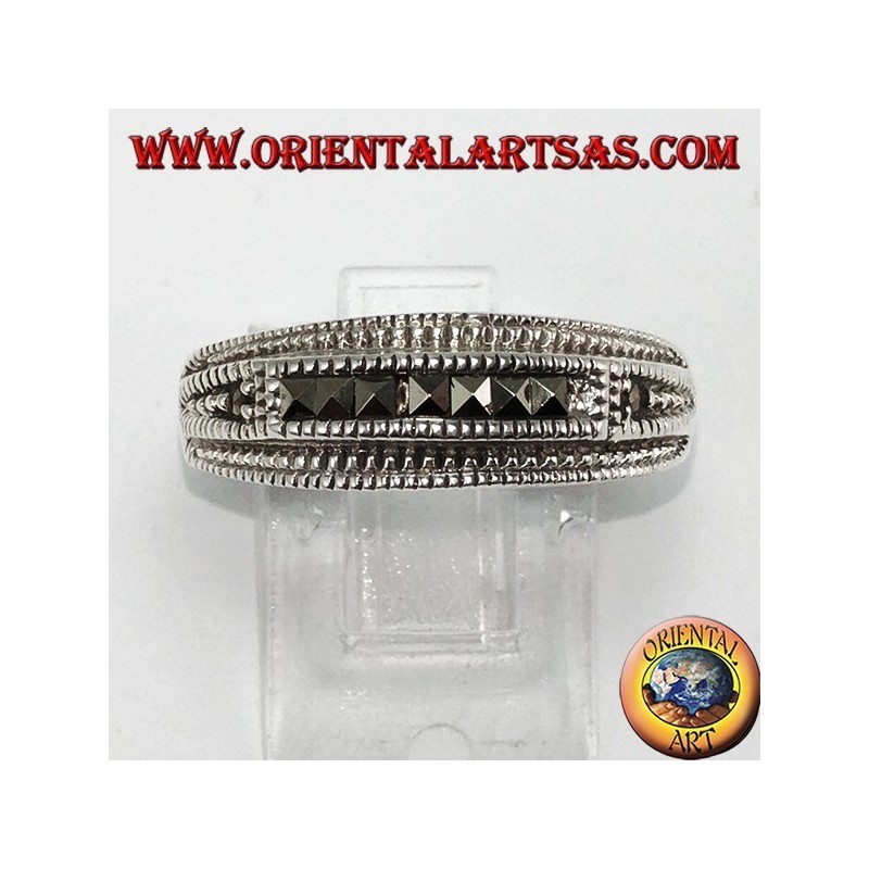 Anello in argento con sette marcasite quadrate centrali