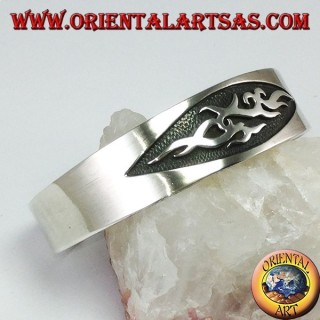 Bracelet rigide en argent 925 avec une sculpture tribale bas relief