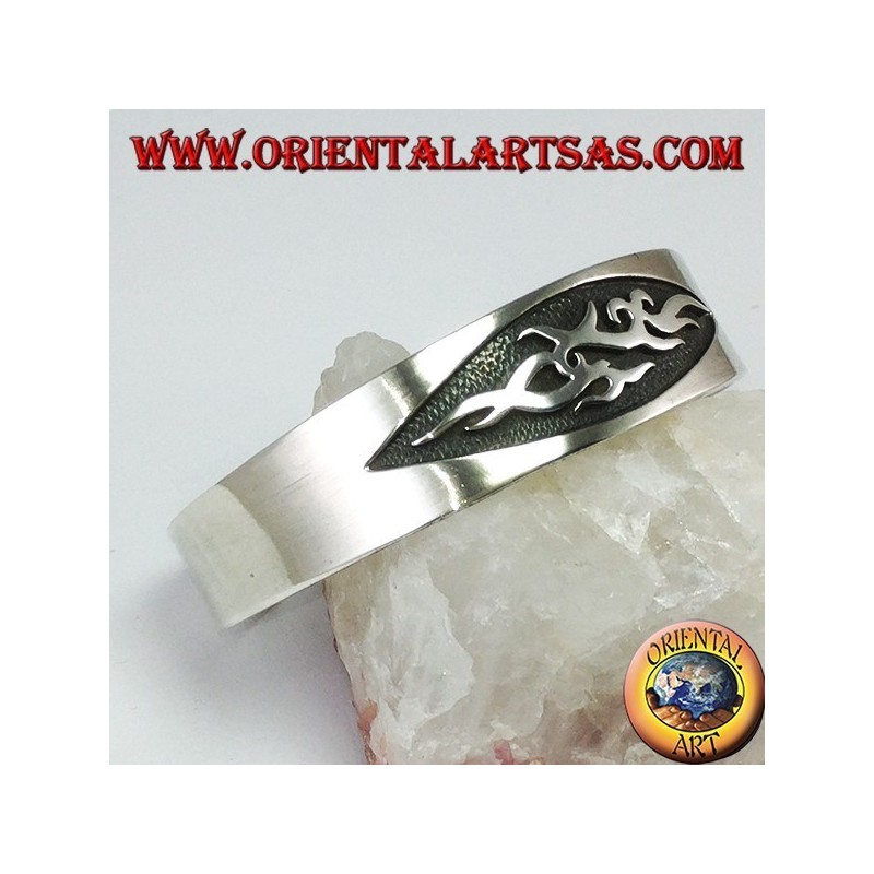 Bracelet rigide en argent 925 avec une sculpture tribale bas relief