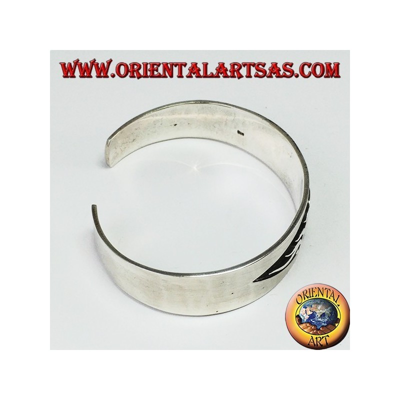 Bracciale rigido in argento 925 con un intaglio tribale a bassorilievo
