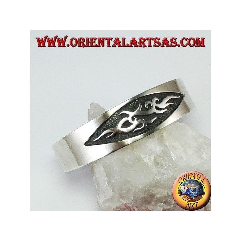 Bracciale rigido in argento 925 con un intaglio tribale a bassorilievo