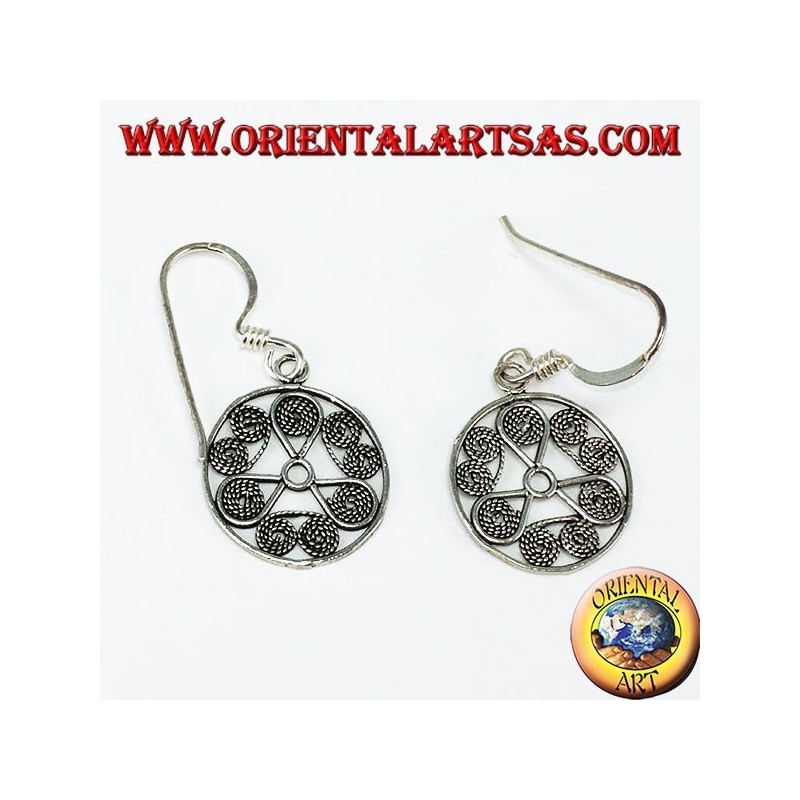 Boucles d'oreilles pendantes en argent en forme ronde avec une finition en filigrane